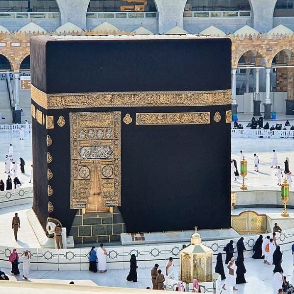 The_Ka'ba,_Great_Mosque_of_Mecca,_Saudi_Arabia_(4)